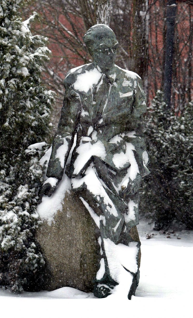 Fridegårdsstatyn vid Västra Ringgatan i Enköping i vinterskrud.
Foto: Enköpings Posten